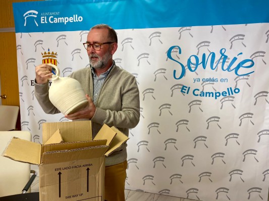 El alcalde de El Campello recibe su botijo por la campaña que está llevando a cabo Agost