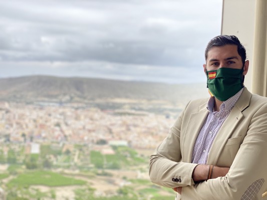 Vox se ofrece a reformar la ley que impide a Miras repetir como candidato a cambio de elecciones