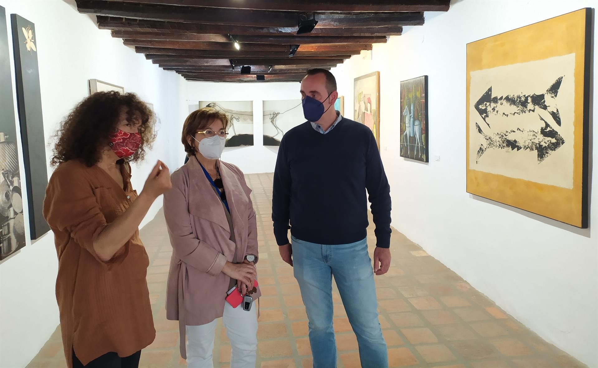 La directora del Macvac, Rosalía Torrent, junto a la directora general de Aerocas, Blanca Marín, y el alcalde de Vilafamés, Abel Ibáñez. - 