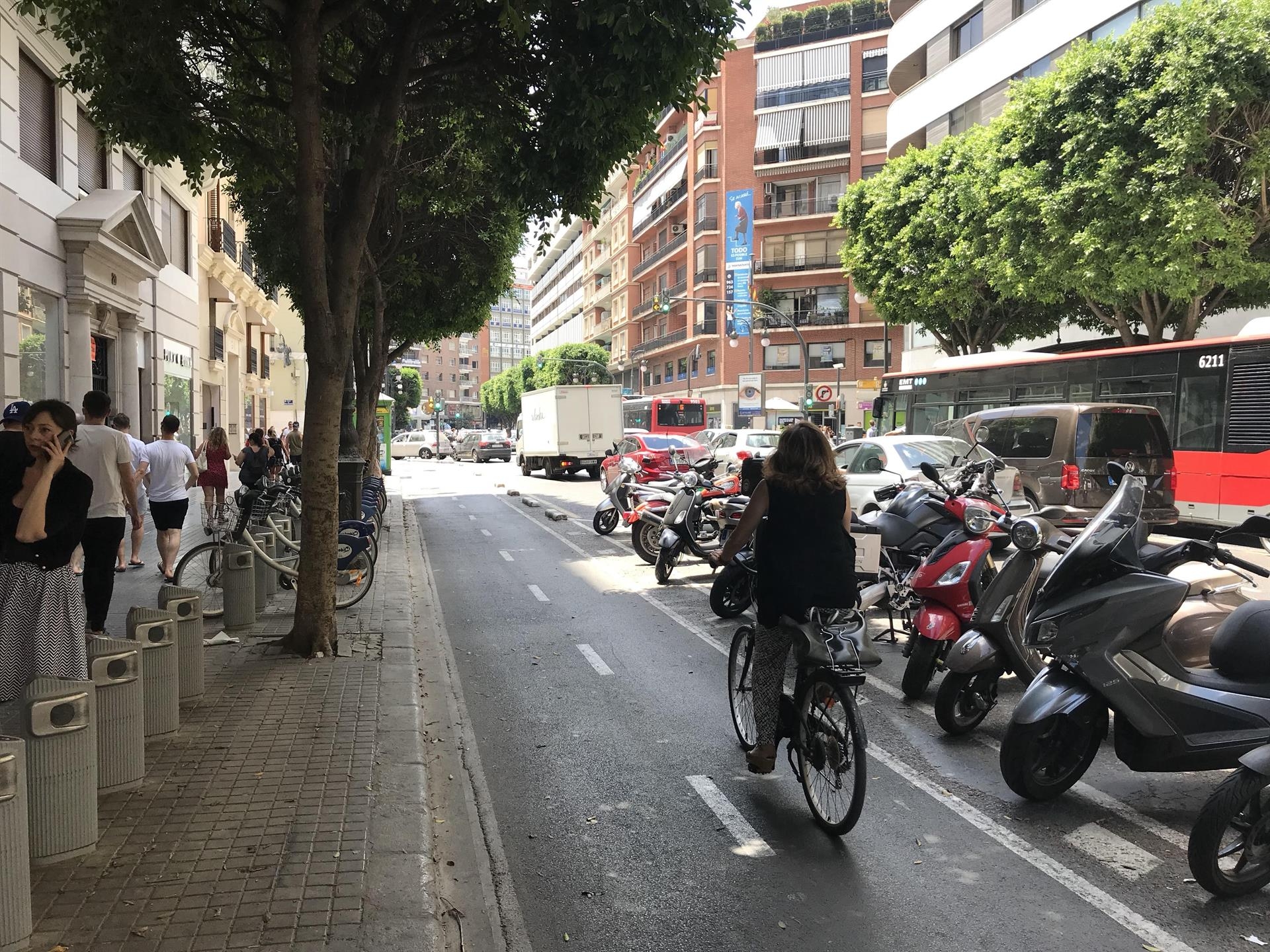 Las mujeres de 25 a 55 años, único colectivo en el que no cayó el uso de la bici en 2020 en València