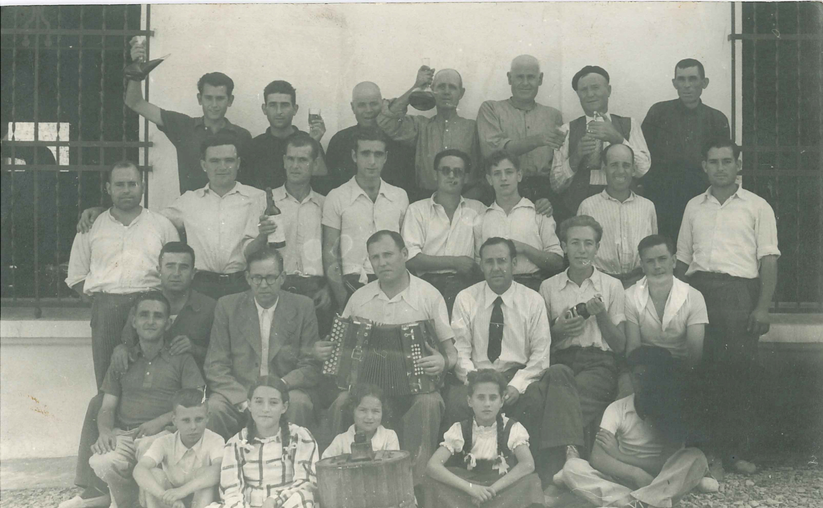 Personal de fábrica y familiares en 1940. - 