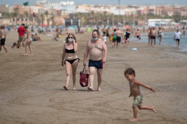 El Ministerio propone el uso de la mascarilla en la playa solo para pasear y si no hay distancia