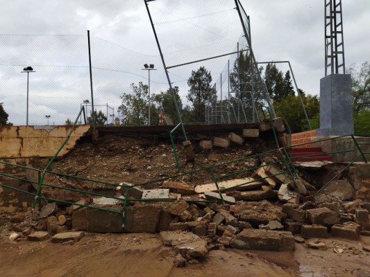 Las lluvias del fin de semana derriban una parte de la grada del polideportivo de Agost