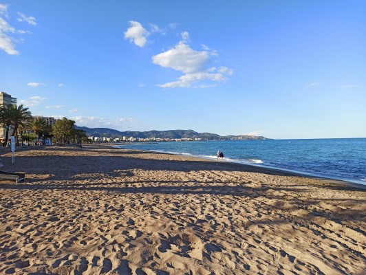 Los nuevos 'chiringuitos' en el litoral sur de Benicàssim reciben el mayor número de ofertas