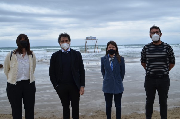 Oropesa del Mar 'estrena' el primer columpio acuático de España en la playa de La Concha 