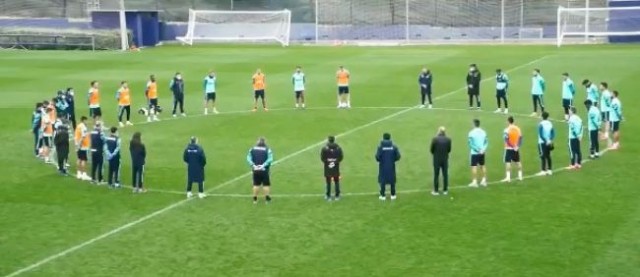 La plantilla guarda un minuto de silencio en memoria de Calpe