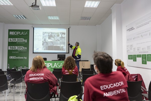 Educadores ambientales conocen de primera mano la gestión de los residuos a cargo de Reciplasa