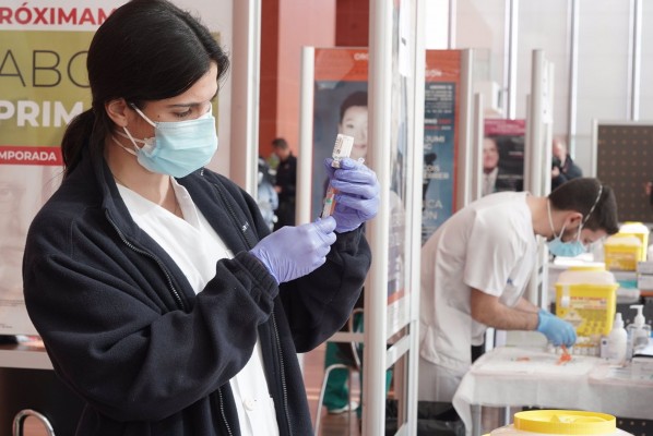 Castilla y León suspende cautelarmente la vacunación de AstraZeneca