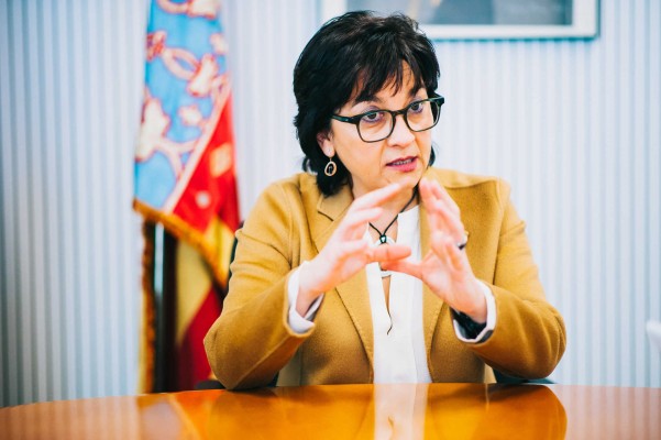 Blanca Marín enmienda al director de Comercio: aplaza la regulación de las gasolineras 'low cost'