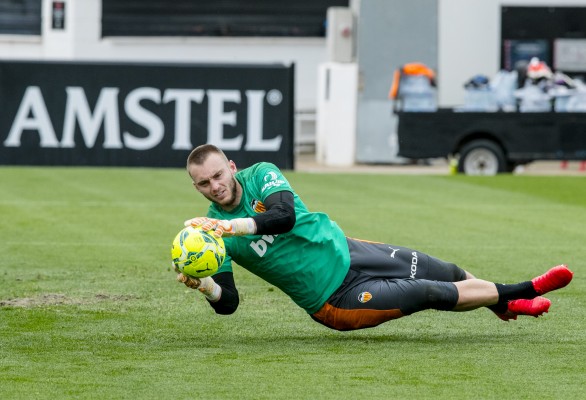 Cillessen ya golpea balón en Paterna aunque todavía está a dos semanas de volver