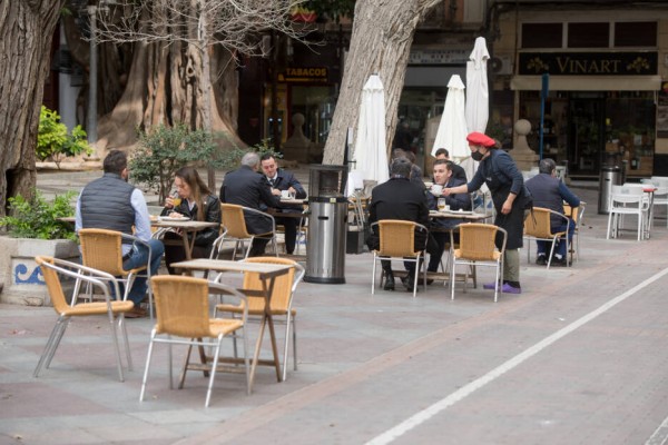 La reapertura hostelera impulsa el empleo: 4.000 parados y 5.500 afectados por ERTE menos