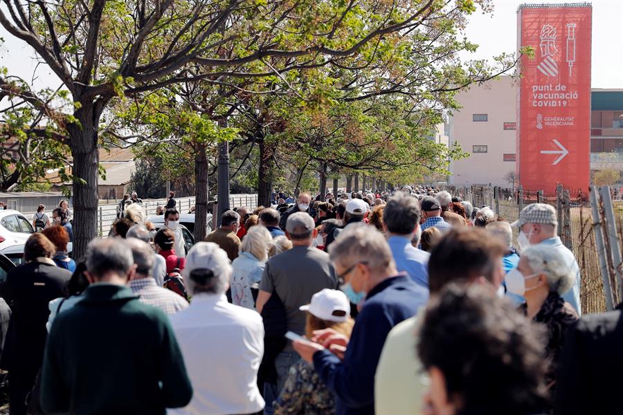 Las horas de espera para vacunarse obligan a Sanidad a reforzar el operativo