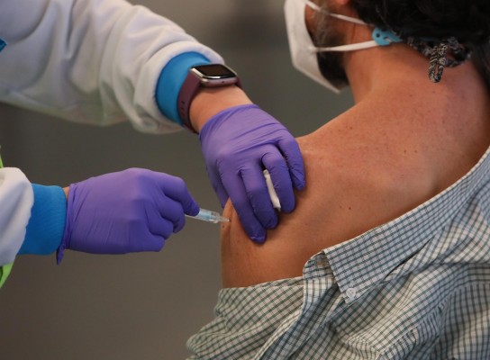 Un responsable de la EMA confirma vínculo entre trombos y vacuna de AstraZeneca