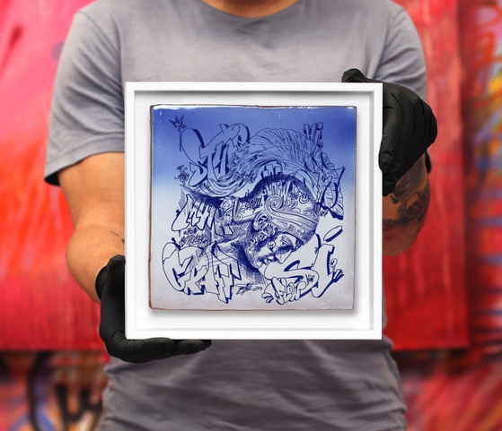 La nueva obra de PichiAvo es un azulejo de cerámica