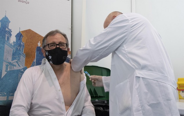 El presidente de la Diputación de Castellón recibe la primera dosis de AstraZeneca en Vila-real