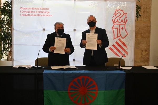Vivienda firma el primer acuerdo con asociaciones gitanas para resolver la emergencia habitacional