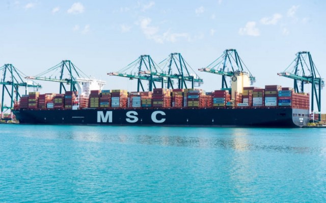 El primer buque procedente del Canal de Suez ya está en València