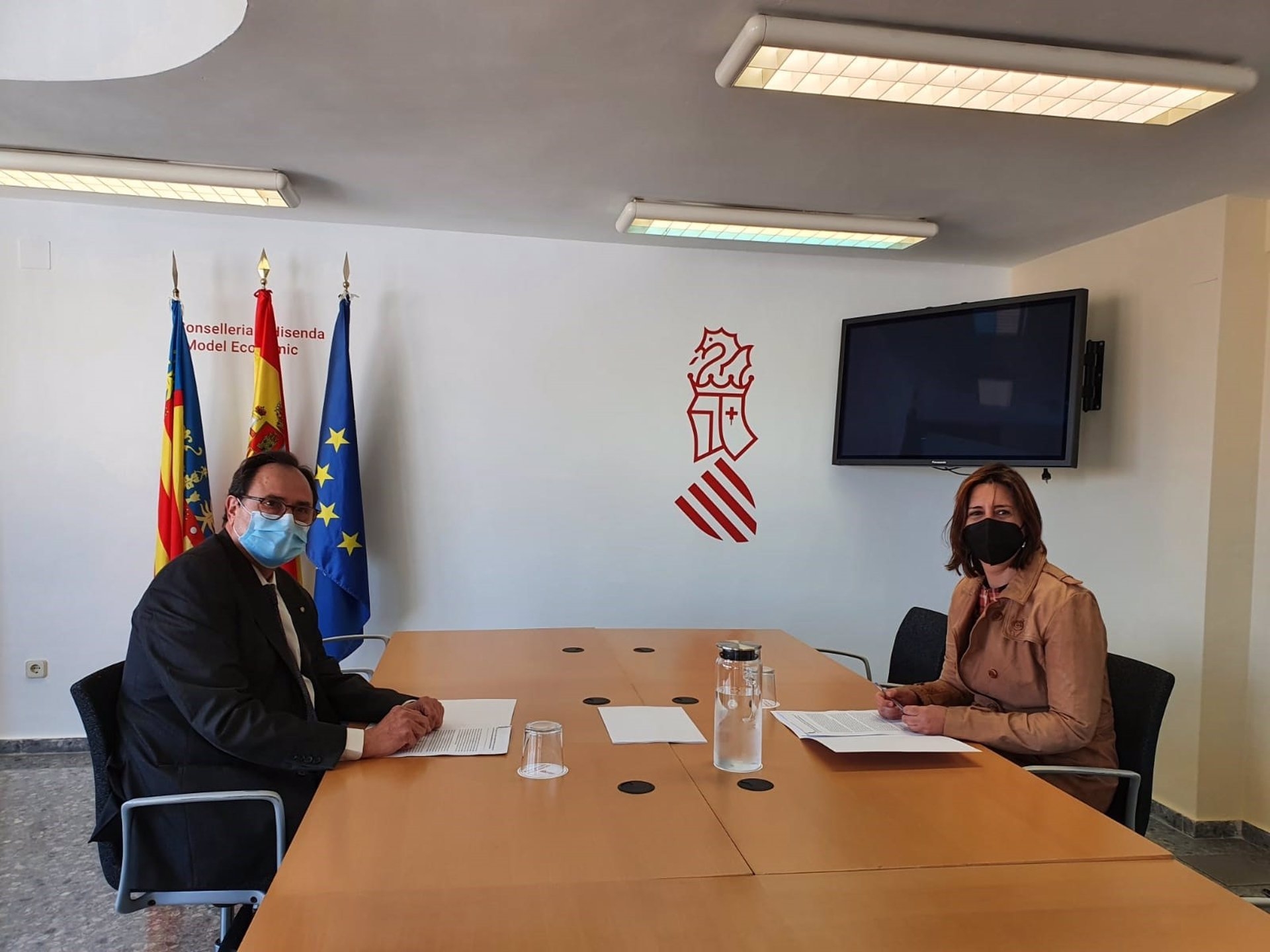 El conseller de Hacienda y Modelo Económico, Vicent Soler, y la consellera de Participación, Transparencia, Cooperación y Calidad Democrática, Rosa Pérez - 