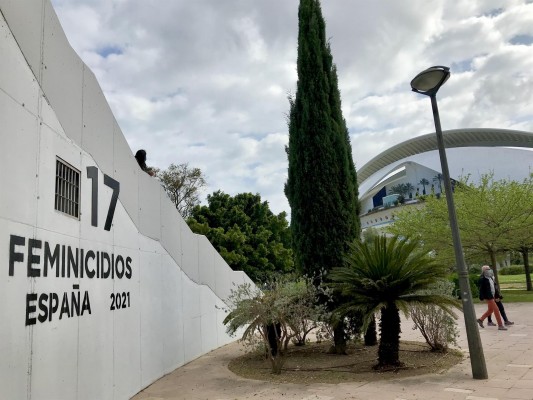  Instalan un nuevo contador de feminicidios en el antiguo cauce del Túria