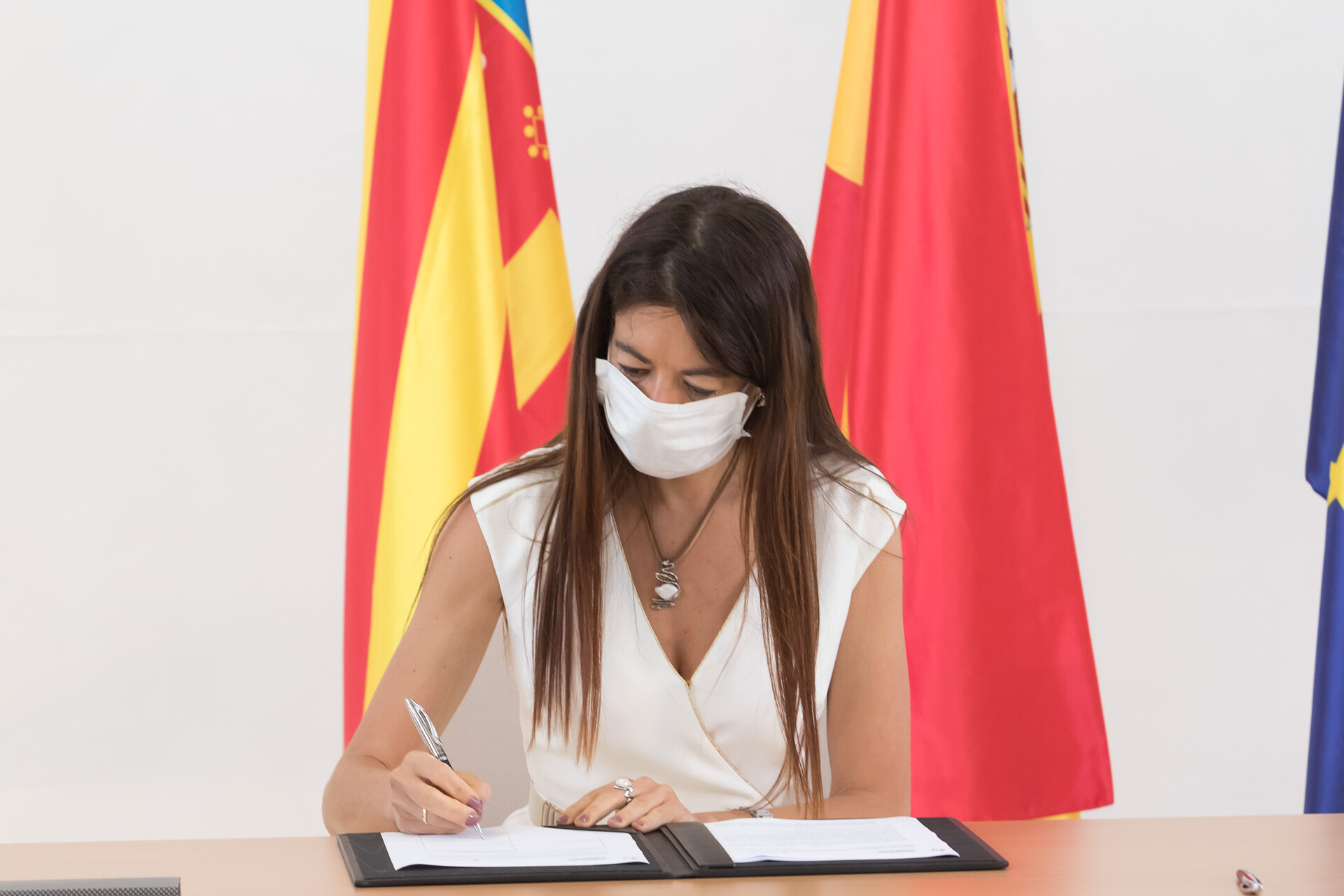 La Generalitat destina 2,3 millones a contratar jóvenes parados en entidades de investigación