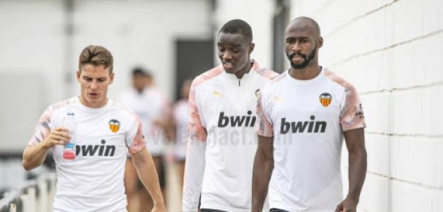 Eliaquim Mangala sale en defensa de Diakhaby: 