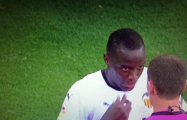 El Valencia CF vuelve al campo tras un presunto insulto racista de Cala a Diakhaby