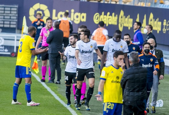 El Valencia CF se marcha del campo por un presunto insulto racista de Cala a Diakhaby