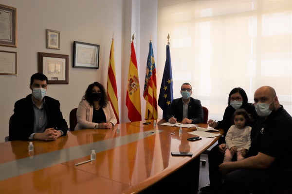 Benlloch signa el conveni amb la família Prieto Branchadell per a ajudar en la intervenció de Zoe