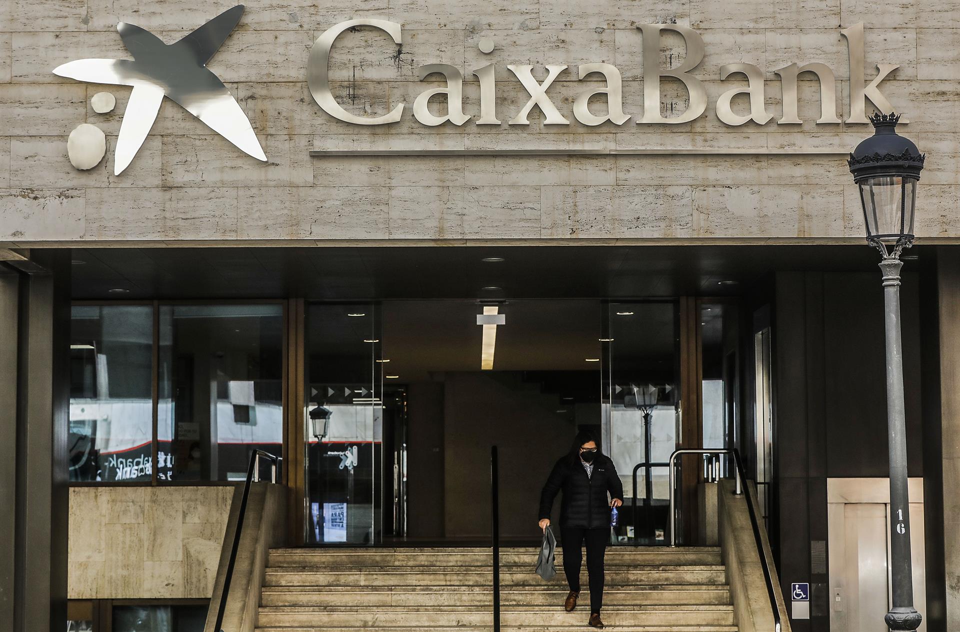 CaixaBank inicia este lunes la sustitución de la marca Bankia en las oficinas 'retail'
