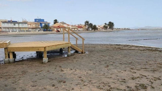 Los balnearios de la polémica en el Mar Menor: las imágenes cubiertos de barro desatan las críticas, días después de su inauguración