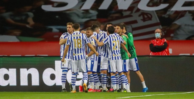 La Real bloquea al Athletic y levanta la Copa 34 años después