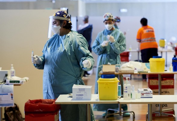 España registra 9.571 nuevos casos y 157 muertes desde el jueves: la incidencia baja a 151