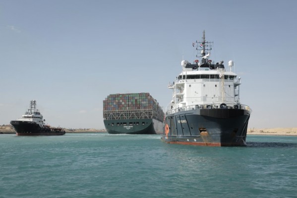 El Canal de Suez recupera el ritmo de navegación al pasar todos los buques anclados
