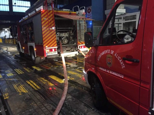 Un incendio en un depósito de aceite causa daños en las instalaciones de Aludium en Alicante