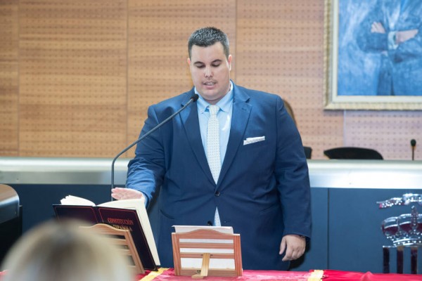 El portavoz socialista de San Vicente también reclama la restitución de la ex jefa de prensa 