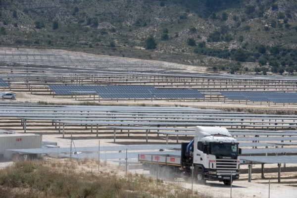 Villena exige un equilibrio entre lo económico y lo ambiental ante las seis megaplantas proyectadas