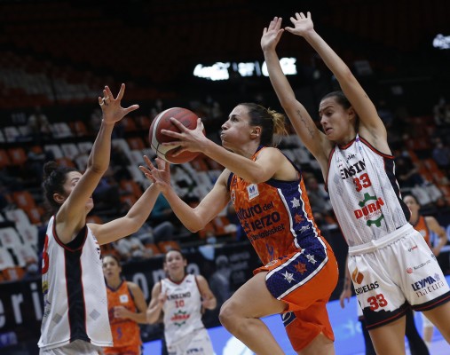 El Valencia Basket asesta el primer golpe y buscará las semifinales en La Fonteta