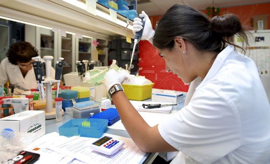 Tres de cada diez españoles no está interesado en la ciencia y más de la mitad confía en la acupuntura y la homeopatía