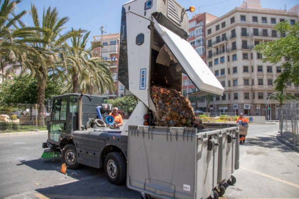 Alicante se atraganta con las grandes contratas: 'prórrogas' en la limpieza escolar, el bus y la basura