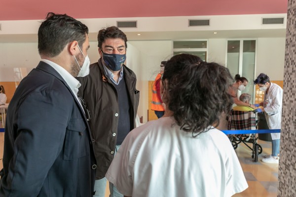 Barcala insta al Gobierno y al Consell a acelerar la vacunación para 