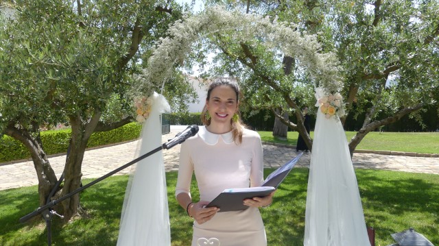 El amor como arma para emprender: la maestra de ceremonias que trabaja casando parejas