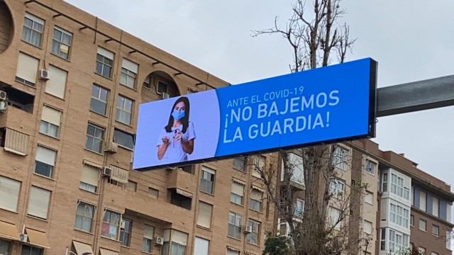 Paneles informativos alertan del tráfico, medidas anticovid y Semana Santa en la Alameda y calle Jorge Juan 