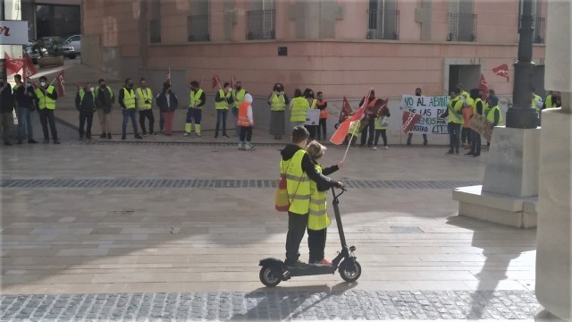 Los trabajadores de limpieza del litoral se hartan: 