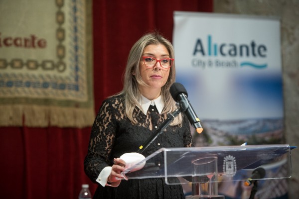 La vicealcaldesa de Alicante reclama una estrategia común para que los turistas puedan llegar 