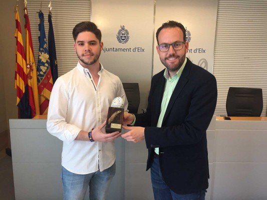 El sistema que convierte una silla de ruedas manual en eléctrica logra el emprendedor del mes de Elche