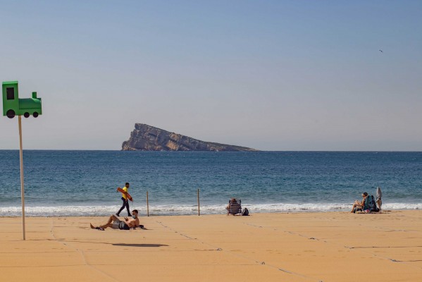 Benidorm y la Vila refuerzan la vigilancia en sus playas: habrá que ir con mascarilla