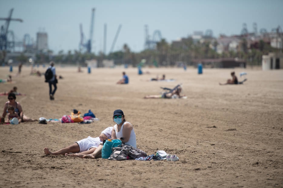 Sanidad y las CCAA revisarán después del puente el uso obligatorio de la mascarilla en las playas 