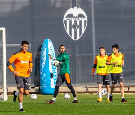 El Valencia entrena a la espera a los internacionales