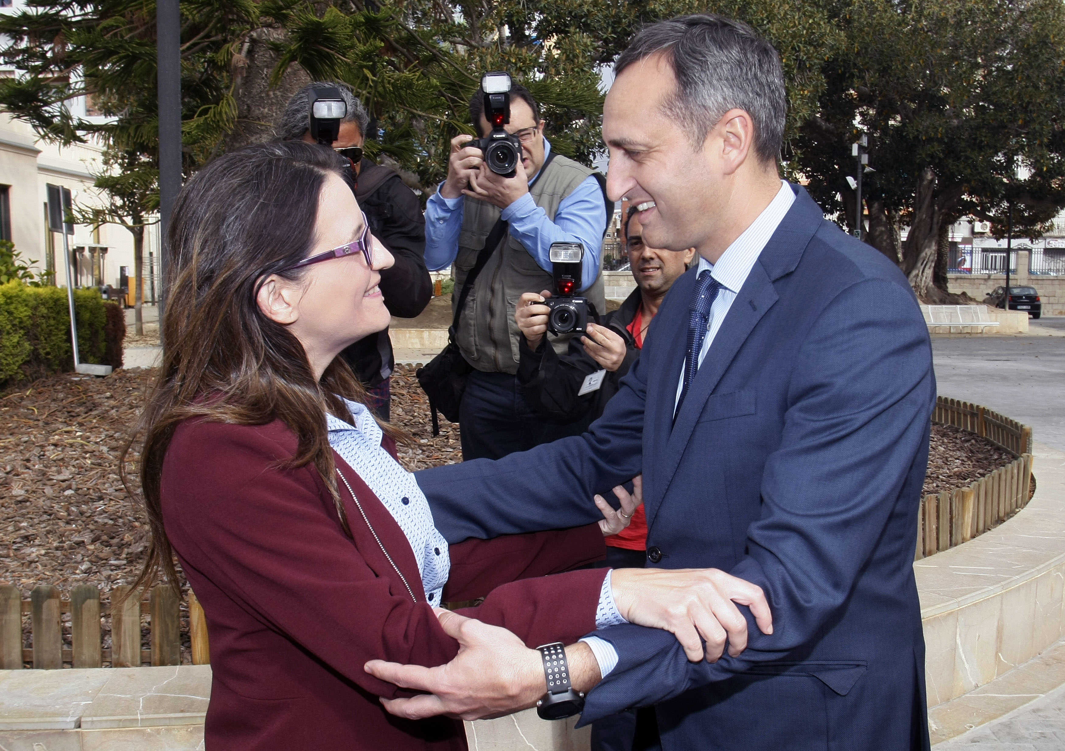 La vicepresidenta del Consell,Mónica Oltra,saluda al Presidente de la Diputación Provincial de Alicante, César Sánchez,a su llegada al MARQ para la conmemoración del 30 aniversario de COCEMFE (Federación de Asociaciones para personas con discapacidad - 