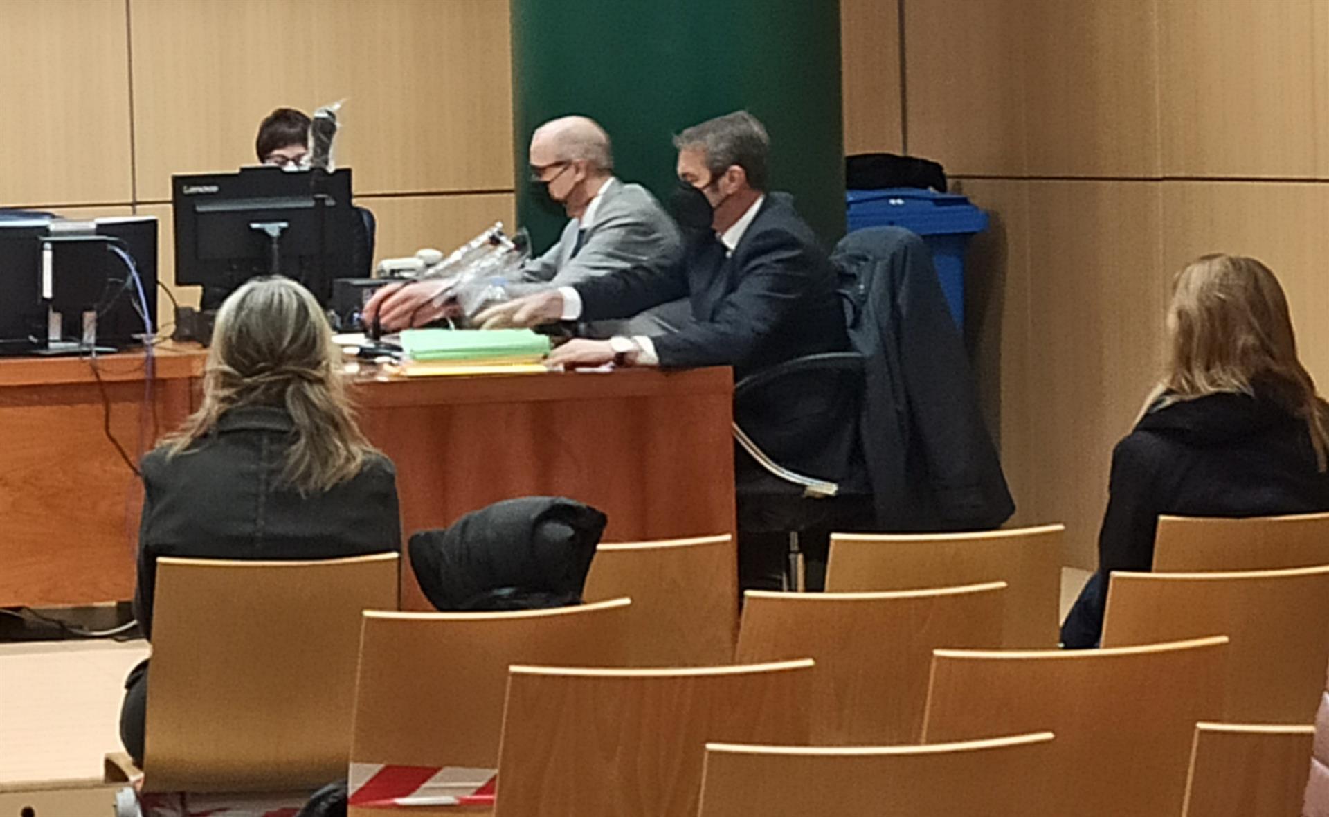 Absuelta una ex alto cargo del PP acusada de pasar respuestas de un examen a una amiga
